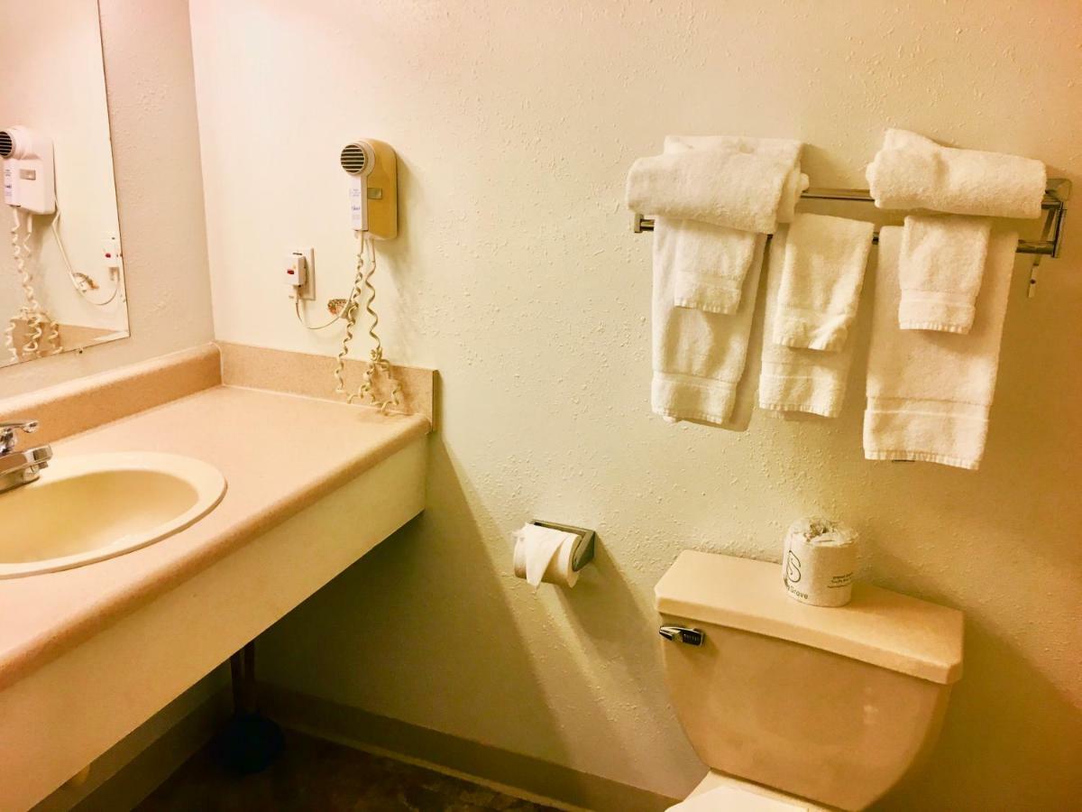 North Country American Inn คาลคาสกา ภายนอก รูปภาพ